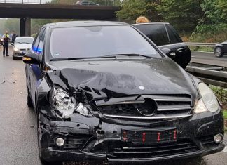 Ein am Unfall beteiligter Mercedes wurde schwer beschädigt. Foto: Feuerwehr Velbert