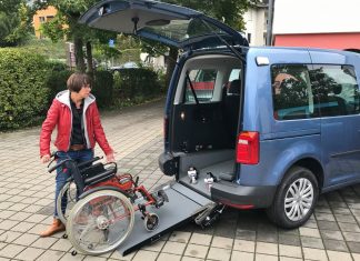 Rollstuhlfahrer gelangen über die Rampe leicht ins neue Fahrzeug. Foto: Pro Mobil