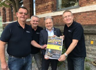 Andreas Kranz, Christoph Stein, Bürgermeister Thomas Dinkelmann und Dirigent Michael Gilcher (v. l. ) freuen sich auf den Besuch des Orchestre d'Harmonie aus Laval. Foto: Kreisstadt Mettmann