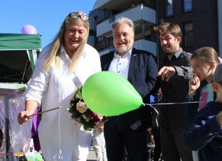 Schirmherrin Sylvia Nelskamp-El Mohammed mit Bürgermeister Thomas Dinkelmann und Kinderfest-Organisator Sven Spierling-Meine beim Entenangeln. Foto: Kreisstadt Mettmann
