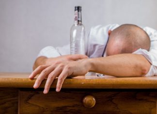 Zu häufiger Alkoholgenuss: Die Diakonie im Kreis Mettmann bietet Informationen. Foto: Symbolbild (pixabay)