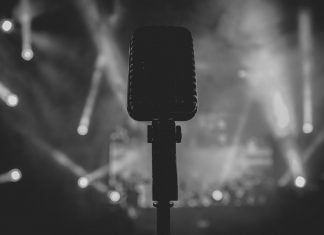 Ein Mikrofon auf einer Bühne. Foto: pixabay