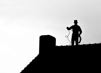 Ein Schornsteinfeger auf einem Dach. Foto: pixabay