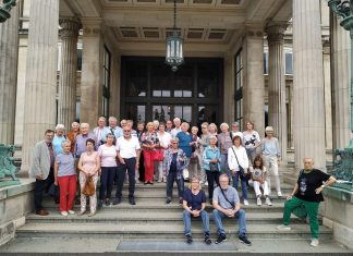 Die Gruppe aus Langenberg vor dem Haupteingang der Villa Hügel. Foto: Wolfgang Werner