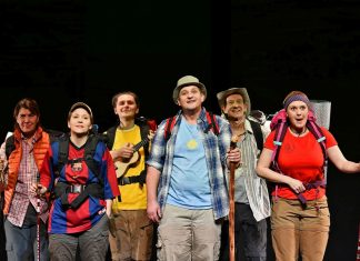 In der Neandertalhalle: Pilgerung über die Theaterbühne. Foto: Westfälisches Landestheaters Castrop-Rauxel/ Volker Beushausen