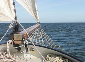 Mit einem Plattbodenschiff geht es raus aufs Meer. Foto: Symbolbild (pixabay)