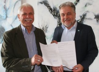 Ekrem Usanovic überreicht Bürgermeister Thomas Dinkelmann die Papiere aus Gorazde zum Beschluss der Städtepartnerschaft. Foto: Kreisstadt Mettmann