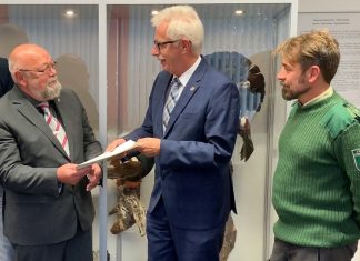 Landrat Thomas Hendele hat den Bewilligungsbescheid an Hannes Johannsen (r.) und Heinz-Peter Schrewen (l.) übergeben. Foto:privat