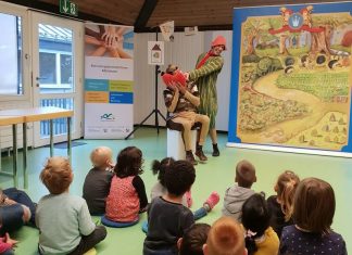 Die beiden Pantomimen stärken die sprachlichen Kompetenzen durch die Aufführung von Märchen. Foto: Kreis ME