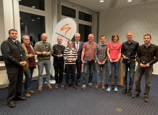 Die Absolventen aller elf Cup-Läufe und die Platzierten in der Gesamtwertung: (v.l.) Thomas Limmer, Frank Dambor, Fritjof Sandrock, Astrid Arndt, Landrat Thomas Hendele, Armin Pütz, David Wetzel, Wolfgang Lenz, Stefan Faßbender und Sabien Duck. (Katharina Urbainczyk und Silvia Michalka waren verhindert). Foto: Kreis ME