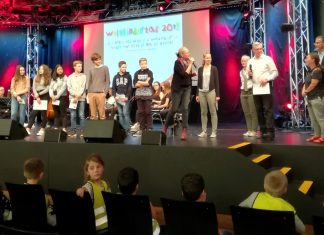 Im Rahmen des Aktionsprogramms zum Weltkindertag am 20. September haben Schülerinnen und Schüler der Liebfrauenschule die gesammelten Meilen aus Ratingen an Bürgermeister Klaus Pesch überreicht. Foto: Stadt Ratingen