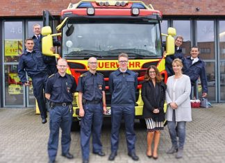 Oben (v. l.): Robin van Radecke, Felix Schiffarth, Christian Schenk, Timo Grünig Unten (v. l.): David Marten, René Schubert, Lars Schacht, Frau Spillmann, Frau Gnau. Foto: Feuerwehr