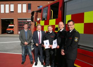 Bürgermeister Thomas Dinkelmann, Personalratsvorsitzender Peter Nachtigall (l.) und Matthias Mausbach (r.), Amtsleiter für Feuerschutz und Rettungswesen, heißen Dennis Schamell (2. v . r.) und Marvin Mollenkott willkommen. Foto: Kreisstadt Mettmann