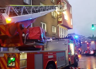 Mit der Drehleiter erreichten die Feuerwehrleute den Erker des Hauses, um die Dämmplatten zu entfernen. Foto: Feuerwehr
