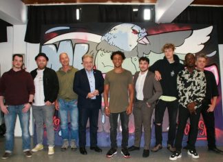 Von links: Samuel Meyer (Verein Stage ME), Alex Preuß (Band "Pony Hütchen"), Markus Kier (Jugendamt Mettmann), Bürgermeister Thomas Dinkelmann, Sam Sillah, Georgio Daskalakis, "RXCA", "Cash 23" und DJ Opa. Foto: Kreisstadt Mettmann