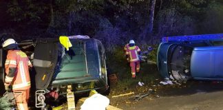 Die Feuerwehr öffnete das Fahrzeugdach mit einer hydraulischen Rettungsschere, um den eingeklemmten Fahrer zu befreien. Foto: Feuerwehr Velbert