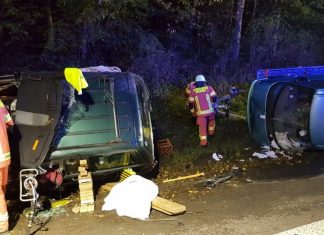Die Feuerwehr öffnete das Fahrzeugdach mit einer hydraulischen Rettungsschere, um den eingeklemmten Fahrer zu befreien. Foto: Feuerwehr Velbert