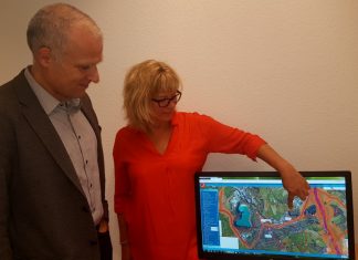 Stefan Holl, Leiter Stadtplanungsamt, Gaby Gawrisch, Stadtplanungsamt und Verantwortliche für das Geoportal. Foto: Stadt Wülfrath