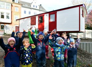 Die Vorfreude ist schon riesig. Im Bauwagen im Hintergrund sollen die Ü3-Gruppen der Kita Frohnstraße abwechselnd Erlebniswochen verbringen. Foto: Mathias Kehren