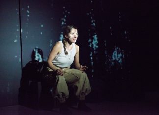 Solo-Stück: Sabine Osthoff spielt eine US-amerikanische Soldatin. Foto: Diana Küster