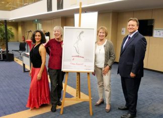 Irina Castillo, Ilse Straeter, Monika Kißling (1. Vorsitzende Kunsthaus Mettmann) und Filialdirektor Thomas Döring freuen sich über eine gelungene Vernissage „Tanz Kunst“. Foto: Kreissparkasse