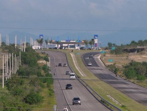 Wer mit dem Auto unterwegs ist – die Benutzung der Autobahn z. B. in Richtung der Inselhauptstadt Santo Domino ist kostenpflichtig.