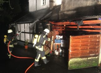 Einsatz an der Bahnhofstraße in Haan: Dieser hölzerne Anbau fing Feuer. Foto: Feuerwehr Haan