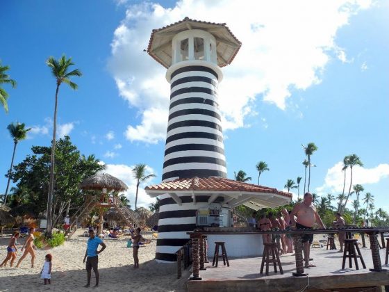 Als ein weiterer Touristenort konnte sich Bayhibe an der südlichen Ostküste etablieren, an dessen Strand dieser kleine Leuchtturm ein nettes Fotomotiv abgibt.