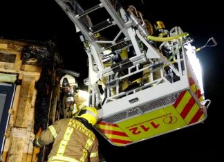 Die Feuerwehrleute brachten den Dachbrand zügig unter Kontrolle und verhinderten damit weitere Schäden. Foto: Feuerwehr