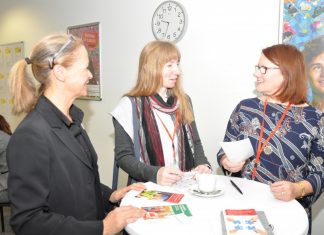 Hörakustikmeisterin Silke Beyenburg (Bildmitte) infomiert sich bei Riitta Skorzewski (links) und Marita Triphaus (rechts) von der Arbeitsagentur über die Möglichkeiten der Weiterbildung im Unternehmen. Foto: Arbeitsagentur