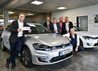 Klimamanager Marian Osterhoff (mit der Förderplakette für die neuen E-Autos), Oliver Bodenröder, Thomas Figge (beide Gottfried Schultz), Jan Schneider (Straßenverkehrsbehörde), Daniel Paasch (Ordnungsamt) und Bürgermeister Dirk Lukrafka bei der Übergabe der Fahrzeuge im Autohaus Gottfied Schultz in Velbert. Foto: Mathias Kehren