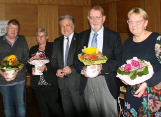 Bürgermeister Thomas Dinkelmann ehrte Ute Stöcker (r.), Klaus Müller (2. v. r.), Renate Petschull und Andreas Scherer (l.) für ihre 20-jährige Ratsarbeit. Foto: Kreisstadt Mettmann
