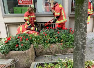 Wegen eines Stromausfalls mussten Stadtwerke-Mitarbeiter an einen Traforaum in einer Tiefgarage. Die Feuerwehr half hier einen Zugang zu schaffen, schob einen großen Blumenkübel beiseite und öffente gewaltsam einen ehemaligen Notausgang. Foto: Feuerwehr