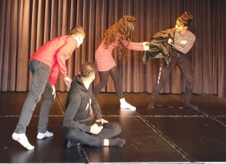 Theater spielen macht "Fit in Deutsch": Die Jugendlichen bei einer Inszenierung in Mettmann. Foto: Kreis ME