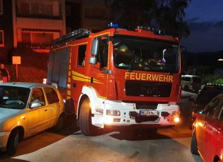 Falschparker haben den Einsatz der Feuerwehr behindert. "Ein Drehleitereinsatz zur Menschenrettung wäre hier unmöglich gewesen", sagt die Wehr. Foto: Feuerwehr