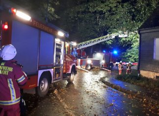 Auch an der Donnenberger Straße in Neviges wurde ein angebrochener Ast mit Hilfe der Drehleiter entfernt. Foto: Feuerwehr Velbert