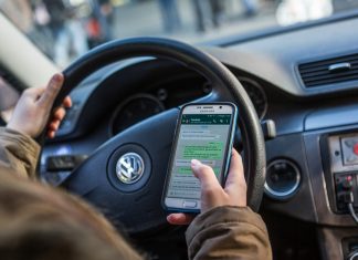 Vermutlich abgelenkt durch sein Smartphone, hat ein 19-Jähriger in Hilden einen Autounfall verursacht. Foto: Polizei