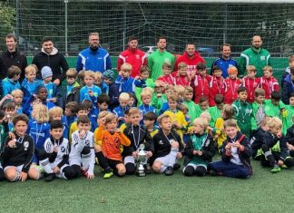 Sieger und Teilnehmer hatten beim ersten Gerd-Grossmann-Pokals ihren Spaß. Foto: Blau-Weiß Langenberg