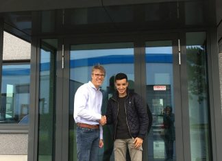 Ferdi Hilgers, Geschäftsführer der Hilgers Transport GmbH, begrüßt Rafiq, Schüler der Rosa-Parks-Schule, zum Vorstellungsgespräch im Rahmen eines Bewerbungstrainings. Foto: Kreis Mettmann