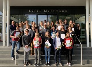 Landrat Thomas Hendele inmitten der erfolgreichen Prüflinge. Foto: Kreis ME