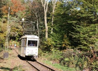 Die Museumsbahn rollt über die Schienen. Foto: BMB