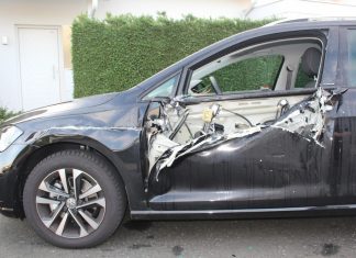 Der VW Golf wurde bei dem Unfall stark beschädigt. Foto: Polizei