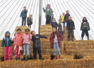 Die Regenbogenschüler hatten auch beim turnen auf den Strohballen der "Erlebnis"-Scheune ihren Spaß. Foto: privat