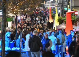 Viele Besucher genossen einen lauen Oktoberabend bei den Velberter Lichtern. Foto: Mathias Kehren