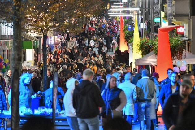 Viele Besucher genossen einen lauen Oktoberabend bei den Velberter Lichtern. Foto: Mathias Kehren