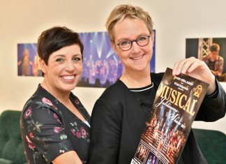 Maria Jane Hyde und Almuth Schildmann-Brack, Leiterin des Kulturbüros Heiligenhaus, freuen sich auf die zehnte Musical-Gala. Foto: Mathias Kehren