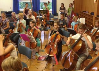 Die Musikschüler spielen in der Seniorenresidenz an der Forststraße in Velbert. Archivfoto: Alloheim Seniorenresidenz