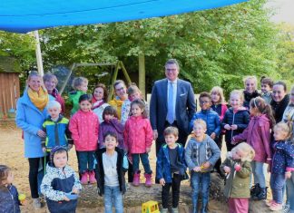 Der Kindergarten Steppkeshaus hat sein neues Sonnensegel eingeweiht: Die Kindergartenkinder freuen sich mit Ulrich Hamacher (Kreisspartkasse Düsseldorf), Sabine Eidner (Kindergartenleitung), Sonja Tilly und Vanessa Walter (beide vom Vorstand des Fördervereins) und ihren Erzieherinnen. Foto: privat
