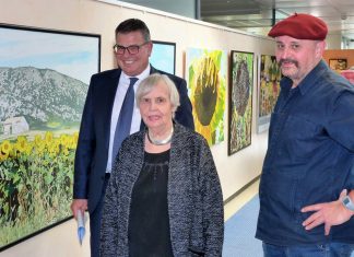 Filialdirektor Ulrich Hamacher, Kunstkennerin Ruth Ortlinghaus und Künstler Herbert Marschlich bei der Ausstellungseröffnung. Foto: privat
