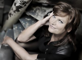 Sie steht im Ratinger Stadttheater auf der Bühne: Singer-Songwriterin Pe Werner. Fotorechte: Künstlerin
